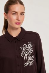 Wiskozowa koszula z aplikacją brązowa. Brązowe koszule damskie MOODO, l, z aplikacjami, z wiskozy, bez kołnierzyka, bez ramiączek. Za 139.99 zł.