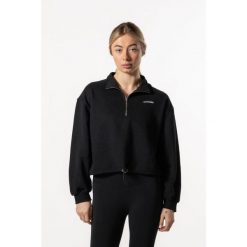 Damska krótka bluza z krótkim zamkiem i opuszczonym ramieniem – czarny. Czarne bluzy damskie AESTHETIC WOLF, uniwersalny, bez wzorów, z bawełny, bez ramiączek, bez kaptura. Za 259.99 zł.
