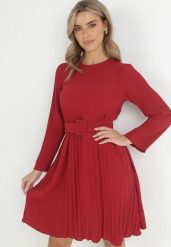 Bordowa Sukienka Plisowana z Paskiem Flyne. Czerwone sukienki damskie Born2be, bez wzorów, eleganckie, bez kołnierzyka, bez ramiączek, mini. Za 109.99 zł.