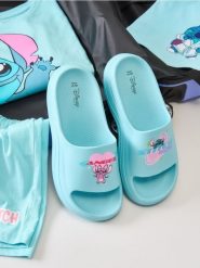 Klapki na grubej podeszwie Stitch - zielony. Zielone klapki damskie Sinsay, bez wzorów, bez obcasa, bez zapięcia. Za 39.99 zł.