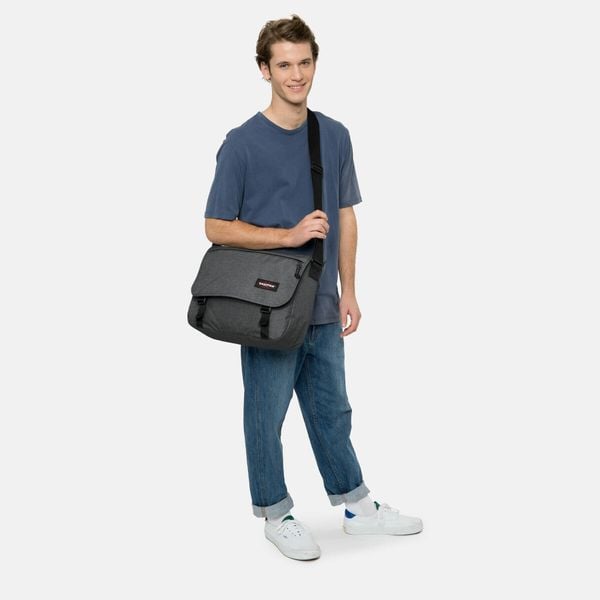 Torba na ramię Eastpak Delegate +. Czarne torby na ramię męskie Eastpak, z denimu, na ramię, duże. Za 258.20 zł.