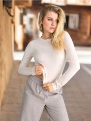 Sweter basic - beżowy. Brązowe swetry nierozpinane damskie Sinsay, l, bez wzorów, bez kołnierzyka, bez ramiączek. W wyprzedaży za 15.99 zł.