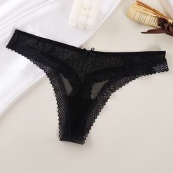 Koronkowe figi z wycięciami elegancki styl codzienny i okazjonalny Hilal. Czerwone majtki damskie Intica, z koronki. Za 69.00 zł.