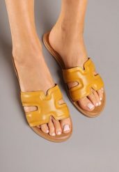 Żółte Klapki Basic z Wycięciami Varauri. Żółte klapki damskie Renee, na lato, bez wzorów, z jeansu, eleganckie, bez obcasa, na płaskiej podeszwie, bez zapięcia. Za 89.99 zł.