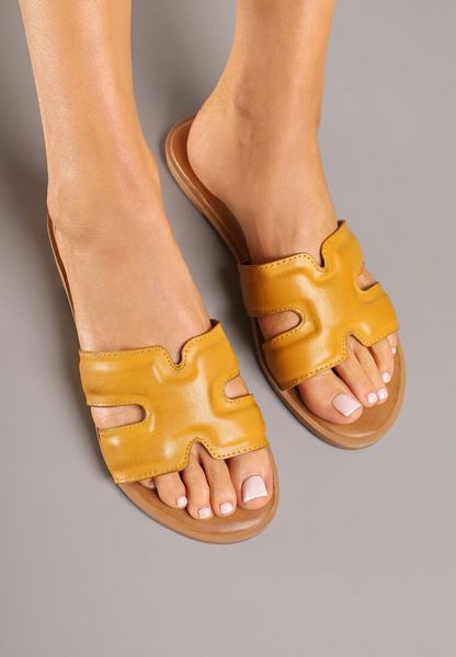 Żółte Klapki Basic z Wycięciami Varauri. Żółte klapki damskie Renee, na lato, bez wzorów, z jeansu, eleganckie, bez obcasa, na płaskiej podeszwie, bez zapięcia. Za 69.99 zł.