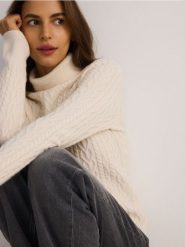 Sweter z golfem - kremowy. Białe swetry nierozpinane damskie Reserved, l, bez wzorów, z dzianiny, bez kołnierzyka, bez ramiączek. W wyprzedaży za 69.99 zł.