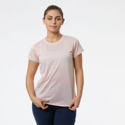 Koszulka damska New Balance WT11452PH3 – różowa. Czerwone bluzki damskie New Balance, xs, bez wzorów, z materiału, eleganckie, bez kołnierzyka, bez ramiączek. Za 49.99 zł.