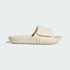 Klapki Adissage 360rec. Białe klapki damskie Adidas, bez wzorów, sportowe, bez obcasa, bez zapięcia. Za 149.00 zł.