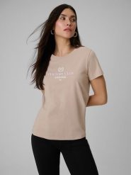 4F T-shirt regular z nadrukiem damski - beżowy XS. Brązowe t-shirty damskie 4F, xs, bez wzorów, z dzianiny, bez kołnierzyka, bez ramiączek. Za 59.99 zł.