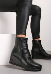 Czarne Casualowe Botki na Koturnie z Marszczeniem przy Cholewce Itteara. Czarne botki damskie Renee, bez wzorów, z jeansu, eleganckie, bez obcasa, na koturnie, bez zapięcia. Za 149.99 zł.