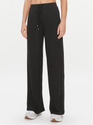 Guess Spodnie piżamowe O3BB01 KBXB2 Czarny Relaxed Fit. Czarne piżamy damskie Guess, z aplikacjami, z syntetyku, bez ramiączek. Za 129.99 zł.