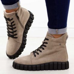 Khaki zamszowe botki damskie na traperze Potocki 19316. Brązowe botki damskie POTOCKI, na jesień, bez wzorów, z jeansu, eleganckie, z okrągłym noskiem, bez obcasa, bez zapięcia. Za 229.00 zł.