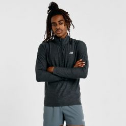 Bluza męska New Balance MT41915BKH – szara. Szare bluzy męskie New Balance, m, bez wzorów, z materiału, bez ramiączek, bez kaptura. Za 259.99 zł.