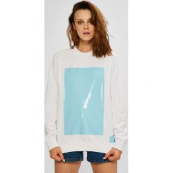 Calvin Klein Jeans - Bluza. Białe bluzy damskie Calvin Klein Jeans, l, bez wzorów, z bawełny, bez ramiączek, bez kaptura. W wyprzedaży za 299.90 zł.