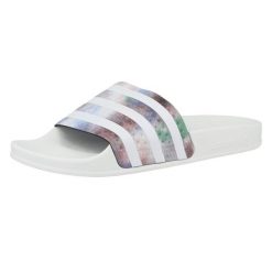 Klapki basenowe damskie Adidas Adilette. Białe klapki damskie Adidas, bez wzorów, sportowe, bez obcasa, bez zapięcia. W wyprzedaży za 88.49 zł.