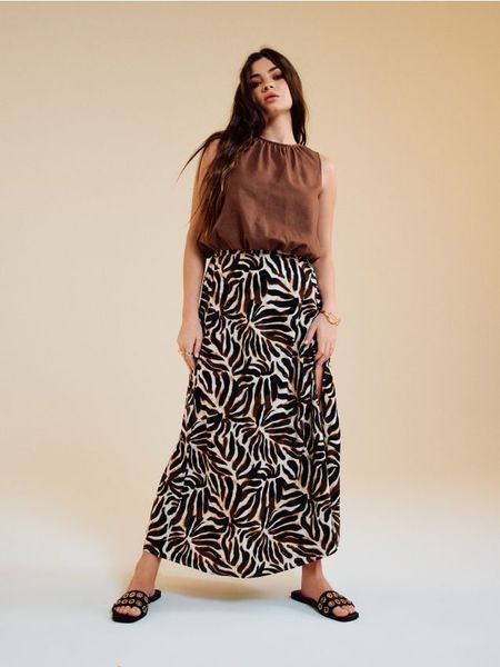 Klapki z metalowymi elementami - czarny. Czarne klapki damskie Sinsay, bez wzorów, bez obcasa, bez zapięcia. W wyprzedaży za 17.99 zł.