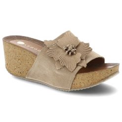 Klapki damskie Armodo, cholewka ze skóry naturalnej zamszowej z szerokim paskiem z przodu ozdobna aplikacja kwiatowa na stabilnym koturnie, beżowe, 4. Brązowe klapki damskie Armodo, na lato, z aplikacjami, ze skóry, eleganckie, bez obcasa, na koturnie, bez zapięcia. Za 319.00 zł.