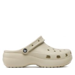 Klapki Crocs. Brązowe klapki damskie Crocs, bez wzorów, bez obcasa, bez zapięcia. Za 279.99 zł.