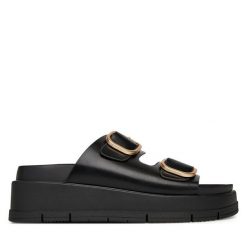 Klapki DeeZee. Czarne klapki damskie DeeZee, bez wzorów, bez obcasa, bez zapięcia. Za 149.99 zł.