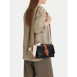 Torebka Lasocki. Czarne listonoszki damskie Lasocki, bez wzorów, bez dodatków. Za 169.99 zł.