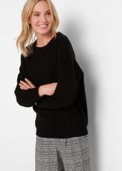 Sweter z rękawami typu nietoperz. Czarne swetry nierozpinane damskie bonprix, bez wzorów, bez kołnierzyka, bez ramiączek. Za 104.99 zł.
