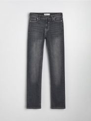 Bawełniane jeansy straight slim z efektem sprania - szary. Szare jeansy damskie Sinsay, bez wzorów, z bawełny. Za 69.99 zł.