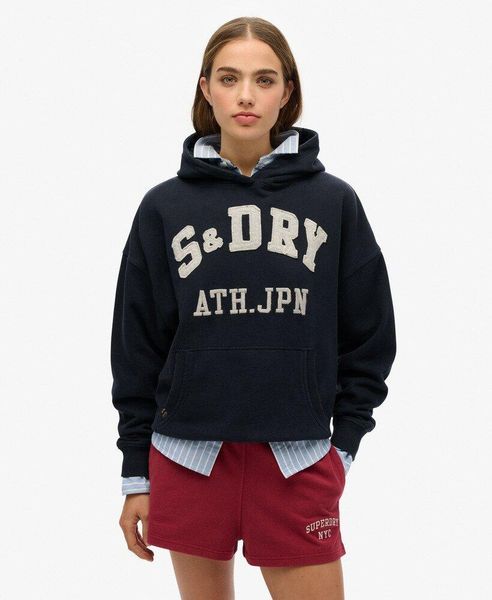 Bluza z kapturem Ath Ess Appliq Relaxed. Niebieskie bluzy damskie Superdry, z aplikacjami, z bawełny, bez ramiączek, z kapturem. Za 272.35 zł.