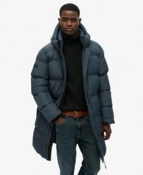 Superdry Pikowana kurtka sportowa z kapturem z poliestru z recyklingu. Niebieskie kurtki sportowe damskie Superdry, l, bez wzorów, z materiału, bez ramiączek, z kapturem. Za 774.50 zł.