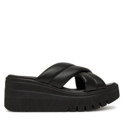 Klapki Tamaris. Czarne klapki damskie Tamaris, bez wzorów, bez obcasa, bez zapięcia. Za 219.99 zł.