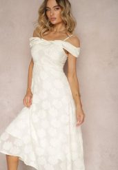 Jasnobeżowa Taliowana Sukienka na Regulowanych Ramiączkach o Rozkloszowanym Fasonie Vimadea. Brązowe sukienki damskie Renee, na co dzień, m, bez wzorów, bez kołnierzyka, bez ramiączek, midi, dopasowane. Za 169.99 zł.