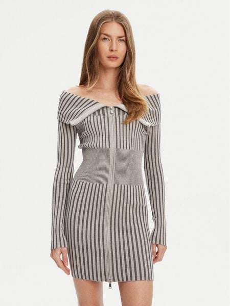 Guess Sukienka dzianinowa W5YK28 Z30I2 Szary Slim Fit. Szare sukienki damskie Guess, xs, z aplikacjami, z dzianiny, bez kołnierzyka, bez ramiączek. Za 399.99 zł.