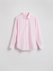 Bawełniana koszula slim fit - pastelowy róż. Czerwone koszule męskie Reserved, l, bez wzorów, z bawełny, bez kołnierzyka, bez ramiączek. W wyprzedaży za 109.99 zł.