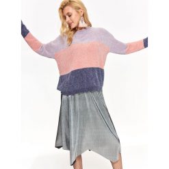 SWETER DAMSKI, KOLOROWY. Czerwone swetry nierozpinane damskie TROLL, na jesień, m, bez wzorów, bez kołnierzyka, bez ramiączek. W wyprzedaży za 59.99 zł.