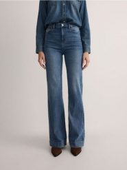 Jeansy flare z wysokim stanem - niebieski. Niebieskie jeansy damskie Reserved, bez wzorów, z bawełny, z podwyższonym stanem. W wyprzedaży za 99.99 zł.