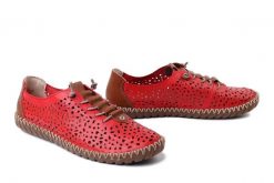 RIEKER M2856-33 red, półbuty damskie. Czerwone półbuty damskie Rieker, na lato, w ażurowe wzory, bez obcasa, bez zapięcia. Za 329.90 zł.