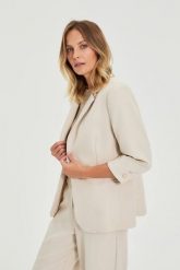 Marynarka z rękawami 3/4 beżowa. Brązowe marynarki i żakiety damskie MOODO, bez wzorów, z elastanu, bez kołnierzyka, bez ramiączek. Za 159.99 zł.