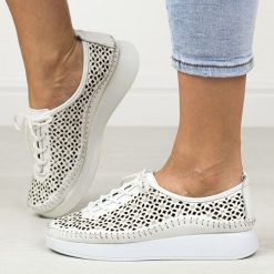 Białe skórzane półbuty damskie T.Sokolski 714. Białe półbuty damskie Sokolski, na lato, w ażurowe wzory, z materiału, klasyczne, bez obcasa, bez zapięcia. Za 259.00 zł.