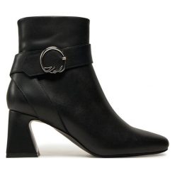 Botki KARL LAGERFELD. Czarne botki damskie KARL LAGERFELD, bez wzorów, bez obcasa, na słupku, bez zapięcia. Za 799.99 zł.