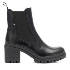 Botki Clara Barson. Czarne botki damskie Clara Barson, bez wzorów, bez obcasa, na słupku, bez zapięcia. Za 159.99 zł.