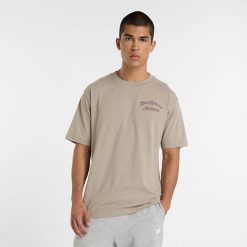 Koszulka męska New Balance MT43556ADS – beżowa. Brązowe koszulki sportowe męskie New Balance, m, bez wzorów, z dresówki, bez ramiączek. Za 99.99 zł.