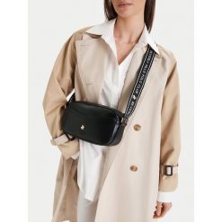 Torebka Beverly Hills Polo Club. Czarne listonoszki damskie Beverly Hills Polo Club, bez wzorów, bez dodatków. Za 199.99 zł.