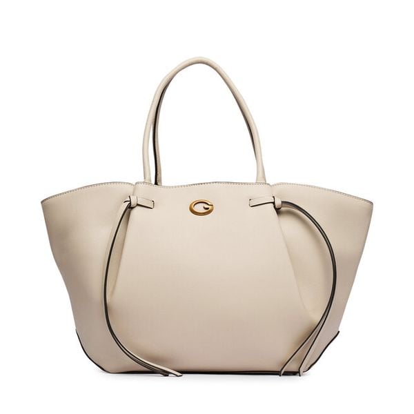 Torebka Guess. Brązowe shopperki damskie Guess, z aplikacjami, bez dodatków. Za 674.99 zł.