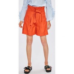 Tommy Hilfiger - Szorty Jena. Szorty damskie Tommy Hilfiger, bez wzorów, z bawełny, casualowe, z podwyższonym stanem. W wyprzedaży za 179.90 zł.