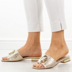 Złote klapki damskie S.Barski 6025. Żółte klapki damskie S.BARSKI, na lato, bez wzorów, z jeansu, eleganckie, bez obcasa, na obcasie, bez zapięcia. Za 179.00 zł.