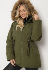 Ciemnozielona Kurtka Parka z Zasuwanymi Kieszeniami i Futerkiem Przy Kapturze Siarietia. Zielone kurtki damskie Born2be, na zimę, l, bez wzorów, z futra, bez kaptura. Za 299.99 zł.