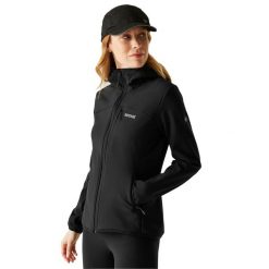 Kurtka Damska Ossek Soft Shell. Czarne kurtki sportowe damskie Regatta, m, bez wzorów, z elastanu, bez ramiączek, z kapturem, trekkingowe. Za 235.99 zł.
