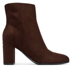 Botki Guess. Brązowe botki damskie Guess, z aplikacjami, bez obcasa, na słupku, bez zapięcia. Za 544.99 zł.