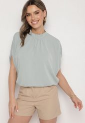 Jasnozielona Bluzka Ozdobiona Stójką i Wiązaniem Rinelea. Zielone bluzki damskie Born2be, bez wzorów, biznesowe, bez kołnierzyka, bez ramiączek. Za 49.99 zł.