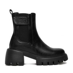 Botki Nine West. Czarne botki damskie Nine West, bez wzorów, bez obcasa, na słupku, bez zapięcia. Za 279.99 zł.