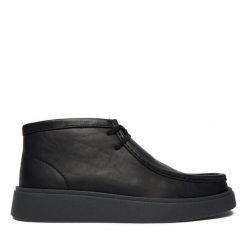 Trzewiki Clarks. Czarne botki męskie Clarks, bez wzorów, bez obcasa, bez zapięcia. Za 609.99 zł.